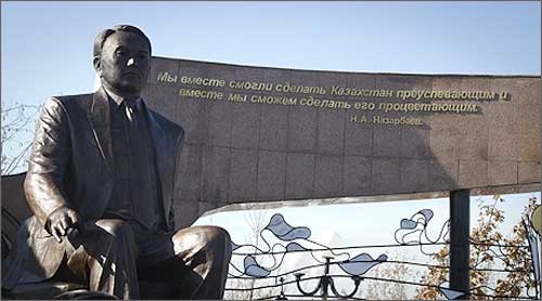 Monumentele in cinstea liderului Nursultan Nazarbaiev, o prezenta obisnuita in Kazahstan