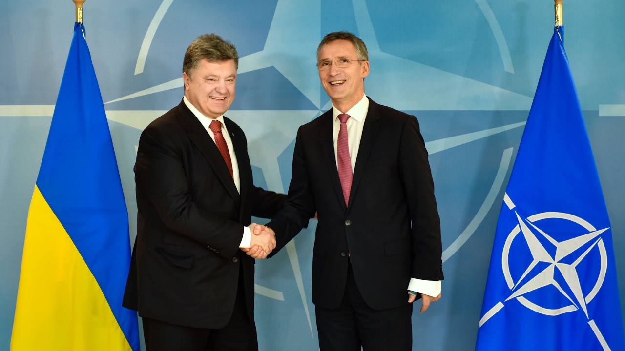 Președintele Ucrainei, Petro Poroșenko (stânga), vrea să obțină sprijinul NATO, reprezentat de secretarul general, Jens Stoltenberg (dreapta), pentru un nou mandat prezidențial