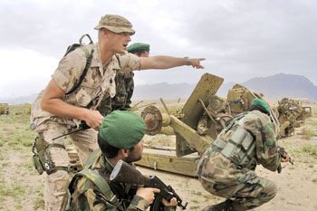 Soldatii afgani, antrenati de fortele NATO