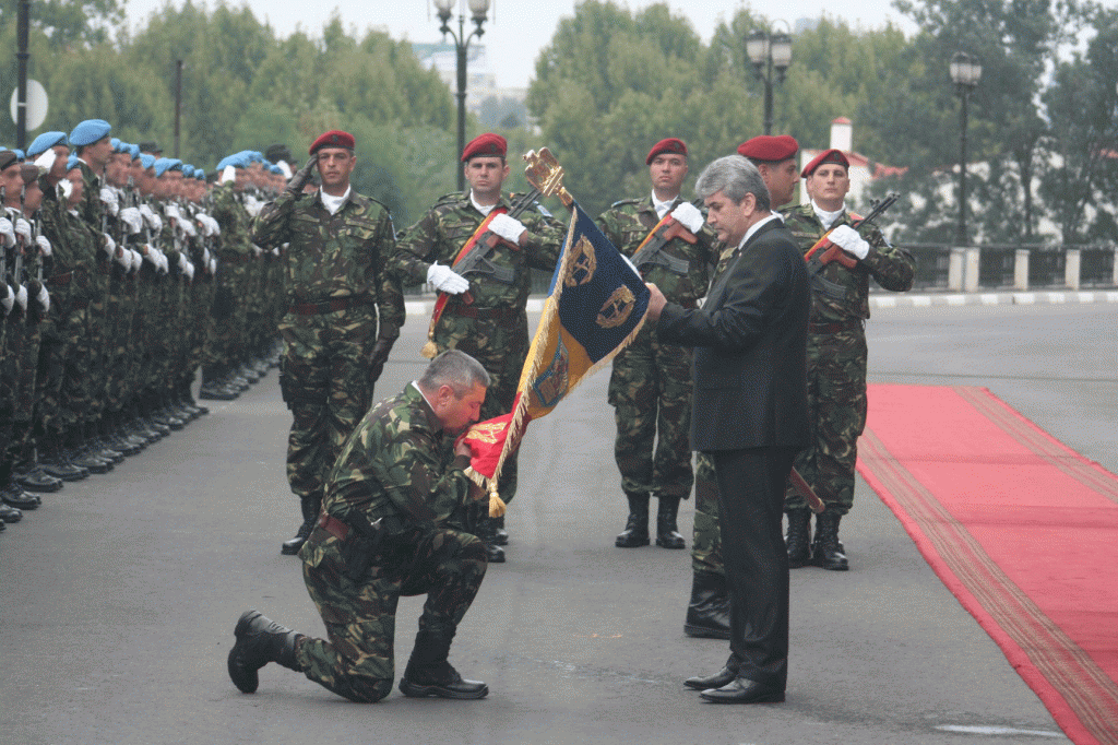 Comandantul BIM primeste drapelul de lupta de la ministrul roman al Apararii Nationale, Gabriel Oprea
