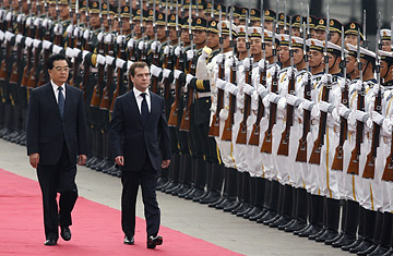 Presedintele rus Dmitrii Medvedev a fost intampinat cu fast de omologul sau chinez Hu Jintao
