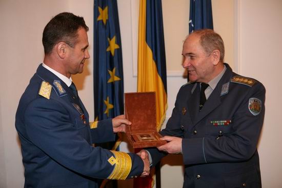 Generalul maior Stefan Danila si generalul Simeon Hristov Simeonov - foto MApN-Valentin Ciobirca