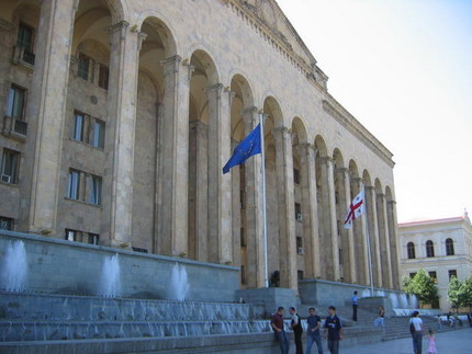 Parlamentul georgian, alungat din Tbilisi