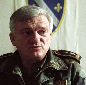 Generalul bosniac Jovan Divjak, in colimatorul justitiei sarbe