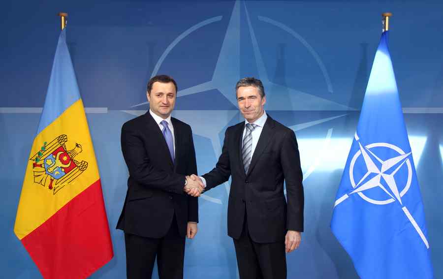 Членство молдавии в нато. Молдова НАТО. Молдавия Румыния НАТО. Флаги Молдова и НАТО. Кишинев, НАТО,.