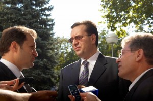 Scandal politic la Chisinau: Membrii AIE isi cer intre ei demisia