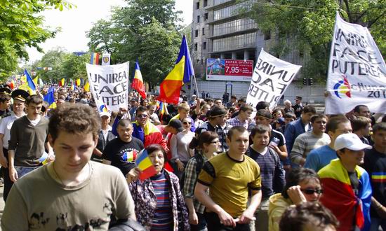 Razboiul istoriei: Mii de oameni au protestat la Chisinau fata de anexarea tarista a Basarabiei