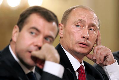 Putin si Medvedev schimba rolurile in matrioska conducerii Rusiei
