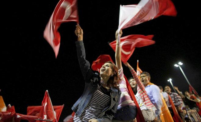 Erdogan isi indeamna sustinatorii sa le dea o „lectie” democratica protestarilor din piata