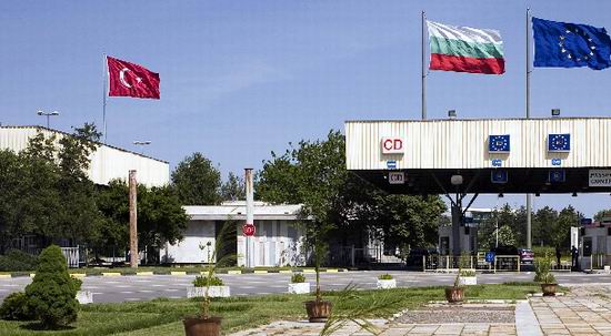 Bulgaria nu mai pune sarma ghimpata la frontiera cu Turcia