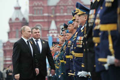 Putin isi decapiteaza camarila ministeriala. Serdiukov, prima victima