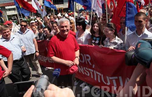 Referendumul din Romania, inspira comunistii de peste Prut condusi de Voronin