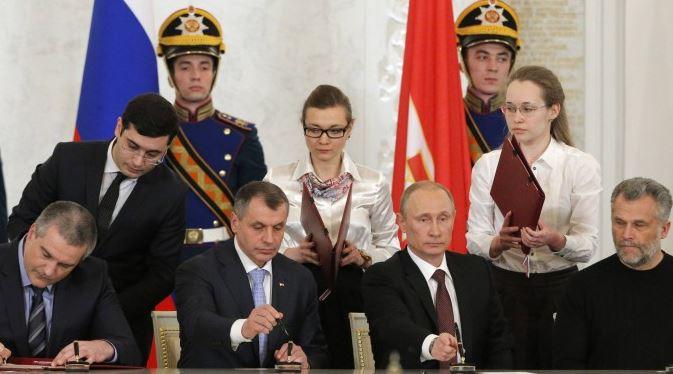 Putin recunoaste ca a premeditat anexarea Crimeei prin intermediul „omuletilor verzi”