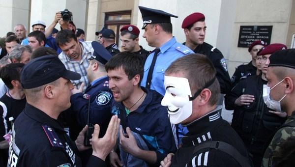 Separatistii prorusi au acaparat sediul televiziunii din Donetk