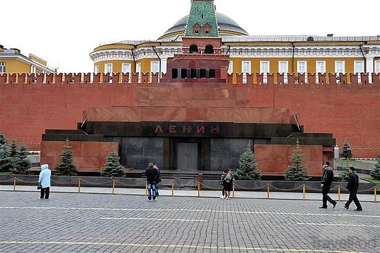 Lenin ramane pe baricade