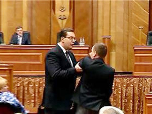 Deputatii de la Chisinau au trecut de la batai in Parlament la faza pe „turnatul” la Politie