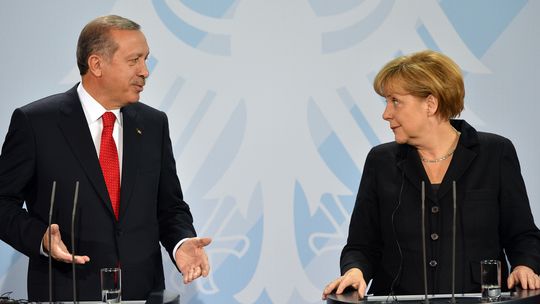Merkel nu da prea mari sperante Turciei pentru intrarea in UE