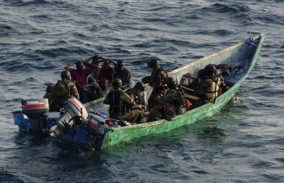 Piratii somalezi captureaza noi marinari romani