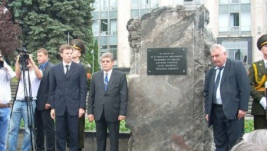 Piatra comemorativa din PMAN impotriva ocupatiei sovietica, de neclintit pana in octombrie