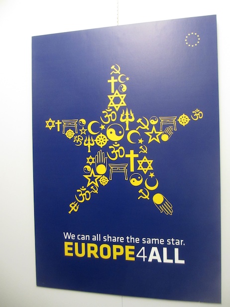 Comisia Europeana se leapada de orice simbol comunist