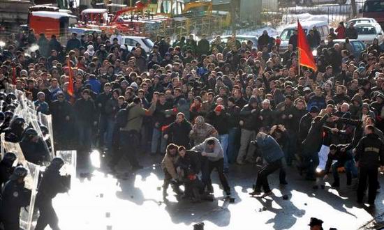 Politia kosovara intervine impotriva manifestantilor albanezi