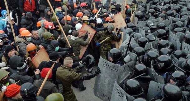 Proteste cu violente la Kiev: 200.000 de ucraineni in Piata Independentei