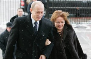 Putin isi batea si insela nevasta in timpul sefiei rezidentei KGB de la Dresda