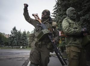 Separatistii pro-rusi din estul Ucrainei au lansat atacuri asupra pozitiilor militarilor ucraineni