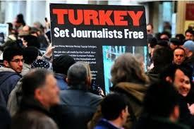 Recep Erdogan si AKP ordona arestarea a zeci de jurnalisti din presa de opozitie