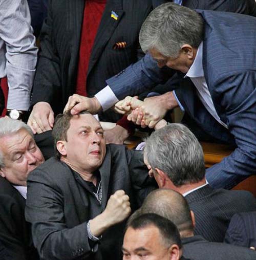 Protest topless anticoruptie si batai intre deputati in Parlamentul ucrainean