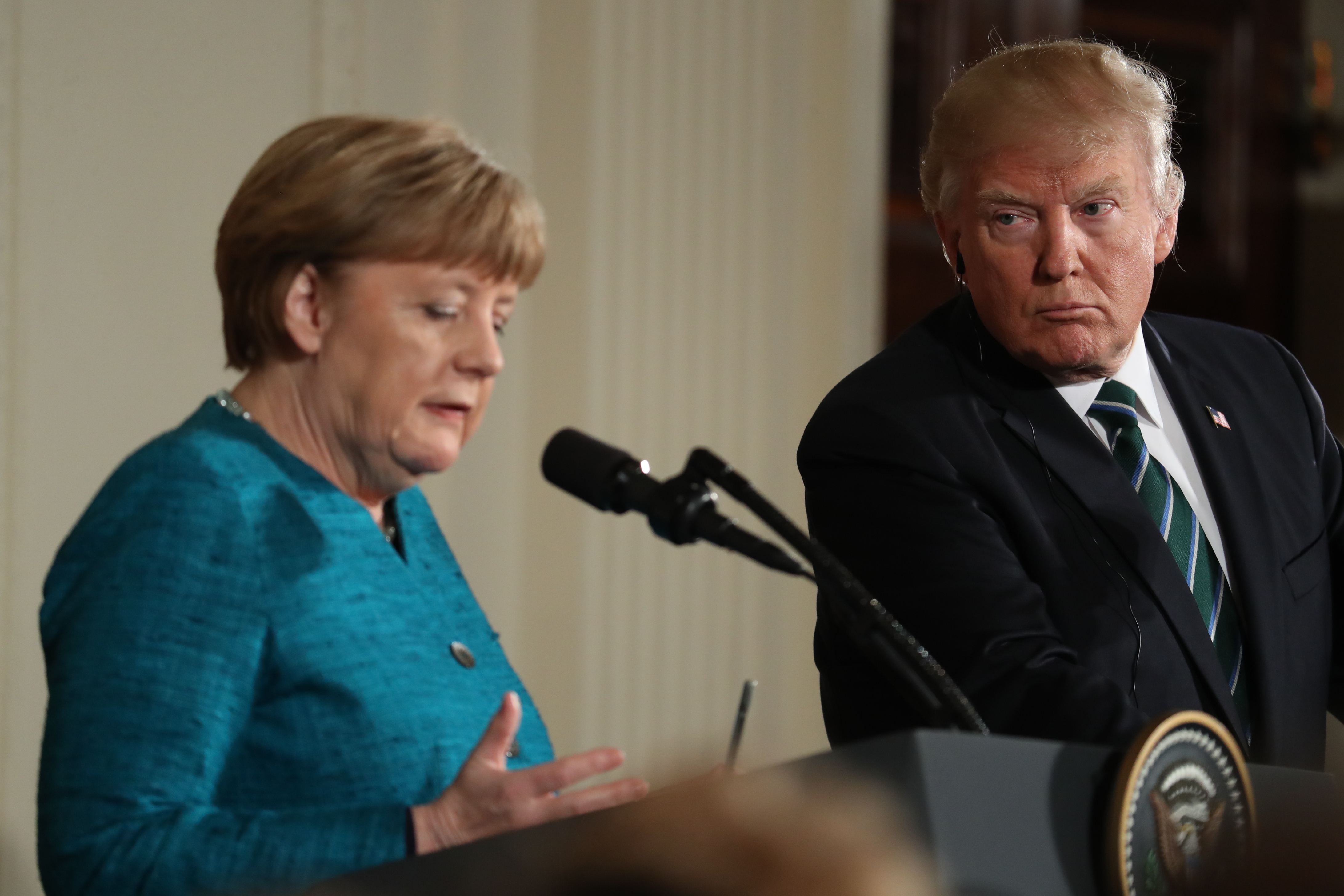 Binomul Angela Merkel-Donald Trump dorit la Kiev de președintele Petro Poroșenko pe post de îngeri izbăvitori ai carierei sale politice