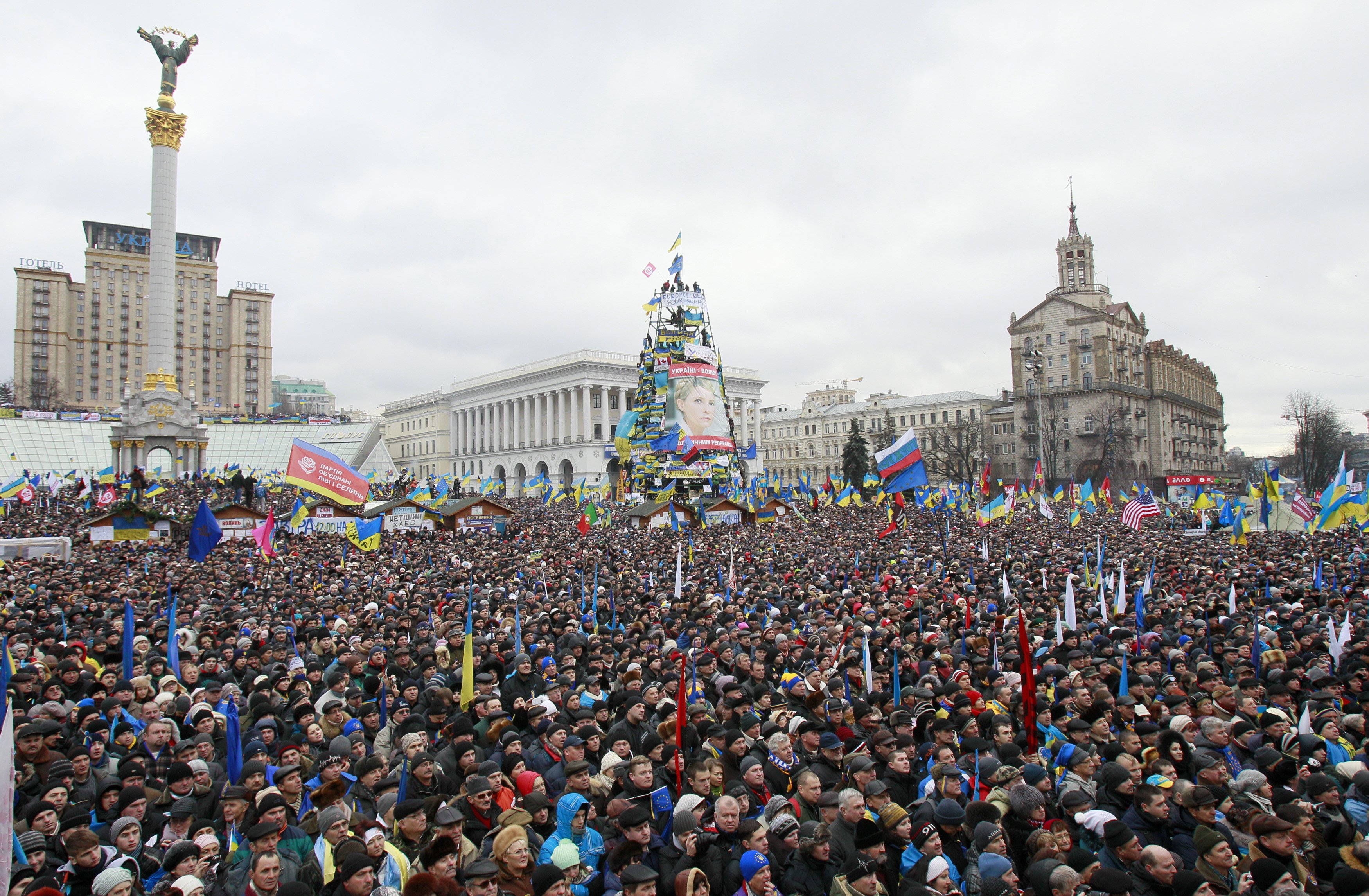 ANALIZĂ: Luptele Ucrainei cu „inamicii” dinăuntru și dinafara țării