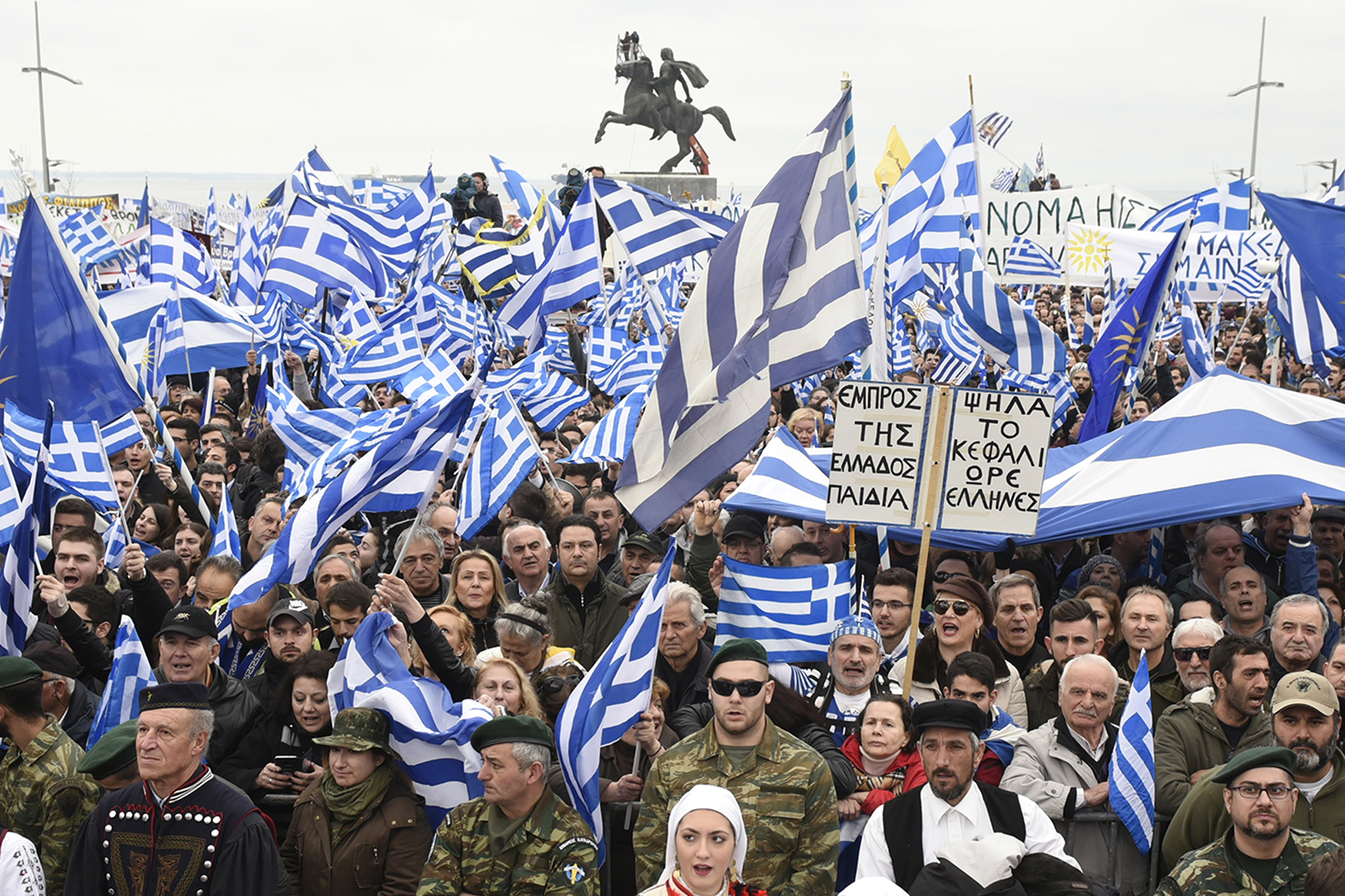 Zeci-de-mii-de-greci-protestează-periodic-față-de-negocierile-dintre-Atena-și-Skopje