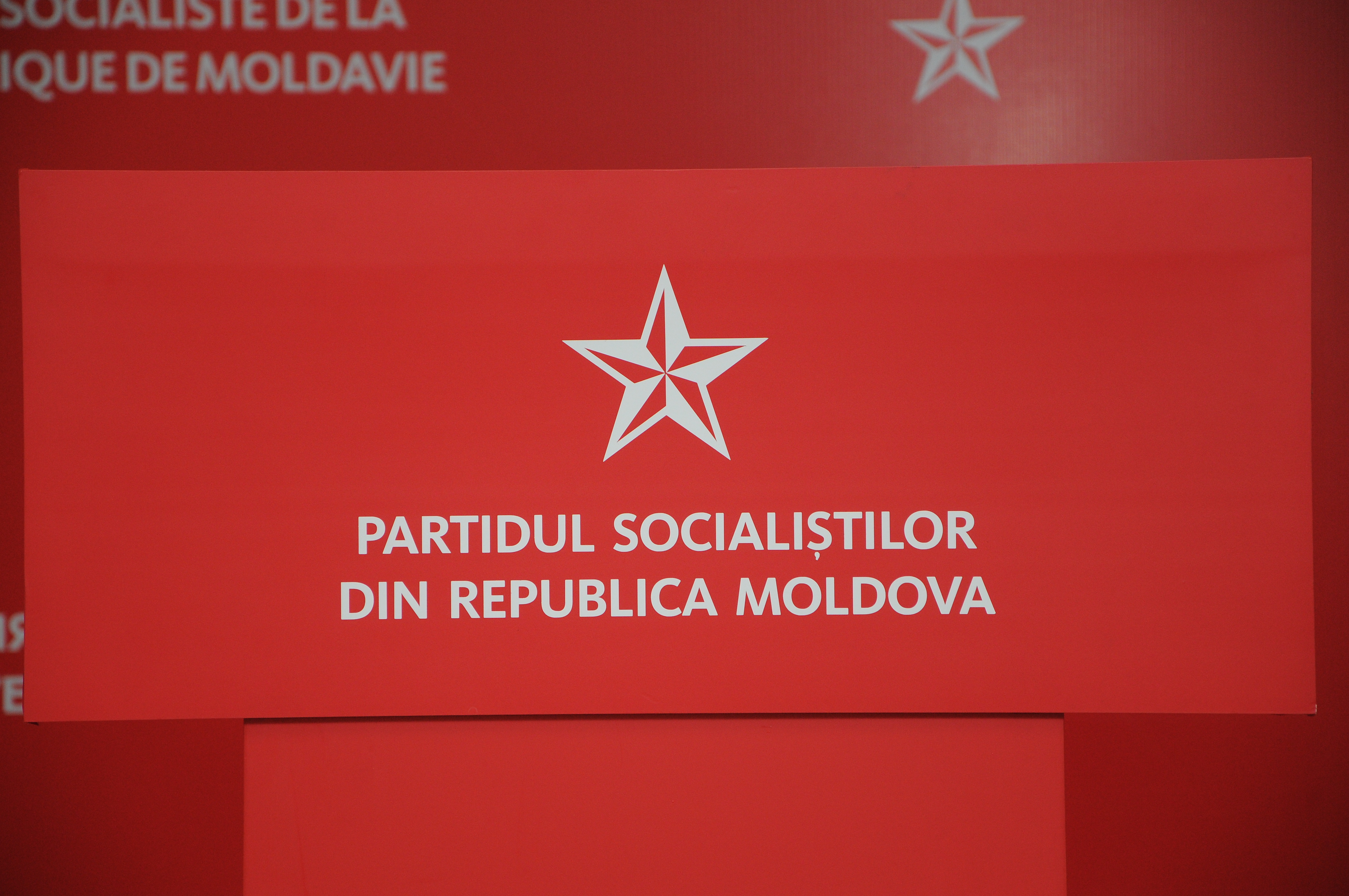 Chișinău, socialiștii încearcă marea politică cu degetul