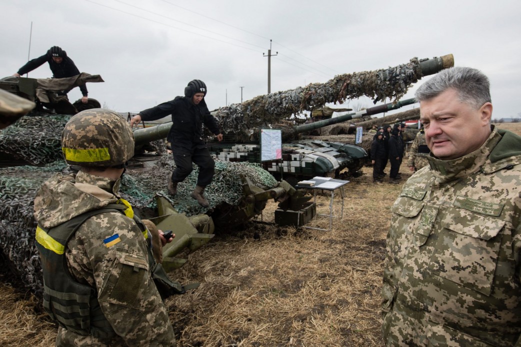 Liderul de la Kiev, Petro Poroșenko, schimbă încadrarea legală a războiului din Donbas
