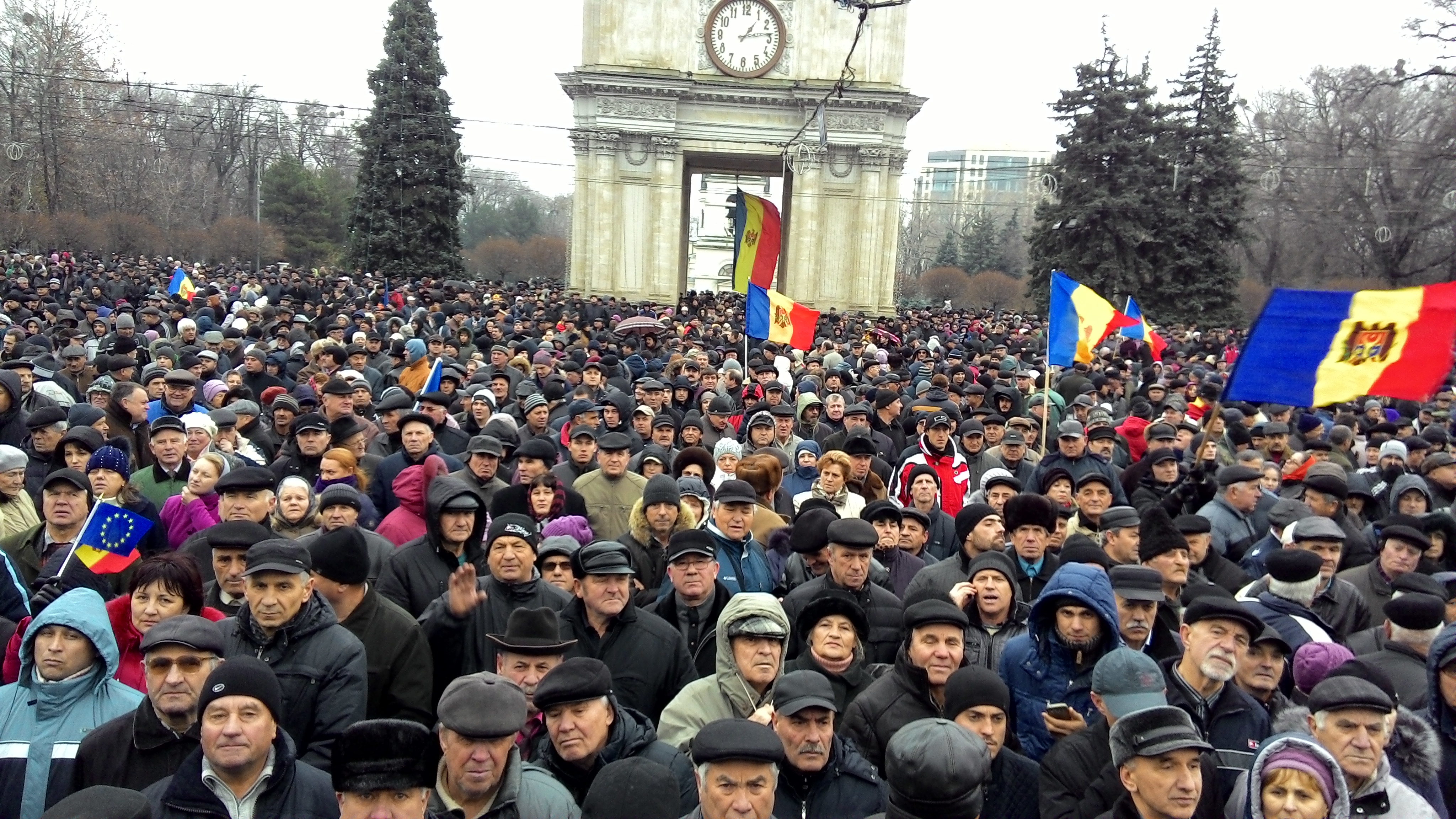 Opoziția organizează proteste masive la Chișinău. Alegerile pentru primăria capitalei, invalidate de justiție. Plahotniuc, acuzat de încălcarea voinței alegătorilor. PPE, consternat de erodarea democrației în Republica Moldova