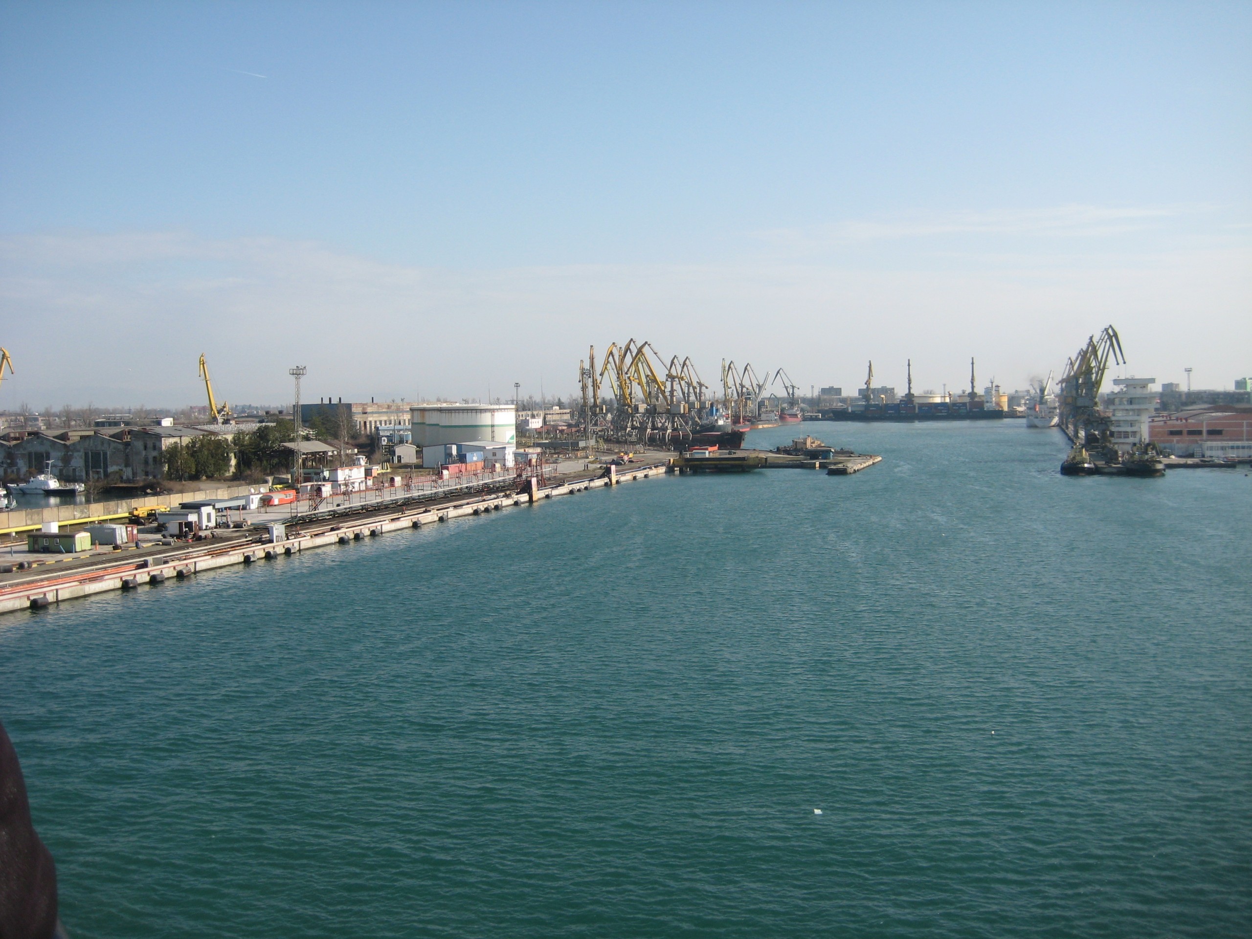Foto: (https://en.wikipedia.org/wiki/Poti_Sea_Port#/media/File:Port_of_Poti_-_panoramio.jpg)