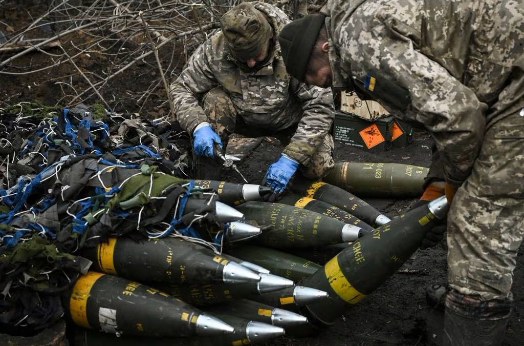 Kievul își răscolește depozitele de muniție